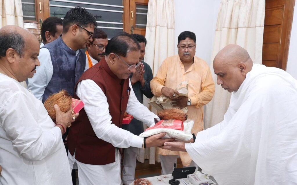 मुख्यमंत्री श्री विष्णु देव साय गुरु पूर्णिमा के अवसर पर रायगढ़ जिले के ग्राम बनोरा स्थित अघोर गुरुपीठ में गुरु दर्शन के लिए पहुंचे|