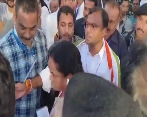 धक्का-मुक्की पर भड़कीं कांग्रेस की राज्यसभा सांसद फूलोदेवी नेताम, सुरक्षा कर्मियों को लगाई फटकार, वीडियो वायरल