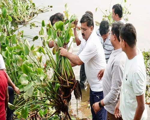 गृहमंत्री विजय शर्मा ने तालाब में स्वच्छता अभियान चलाया