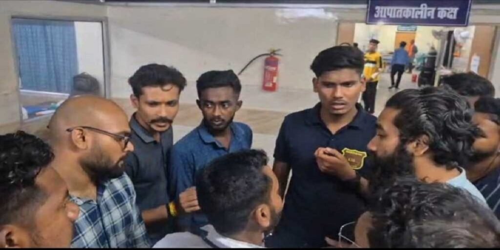 कोरबा जिला अस्पताल में लापरवाही की हद: घायल युवक के पैर में ड्रेसर ने रजाई की तरह लगाए टांके, तबीयत और बिगड़ी