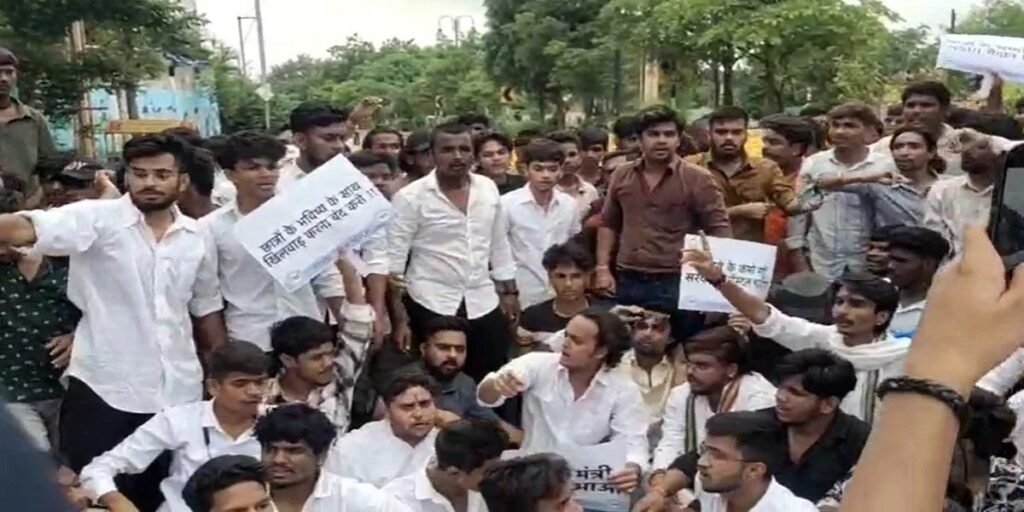 Raipur News : NSUI कार्यकर्ताओं ने स्वास्थ्य मंत्री निवास का किया घेराव, FIR दर्ज