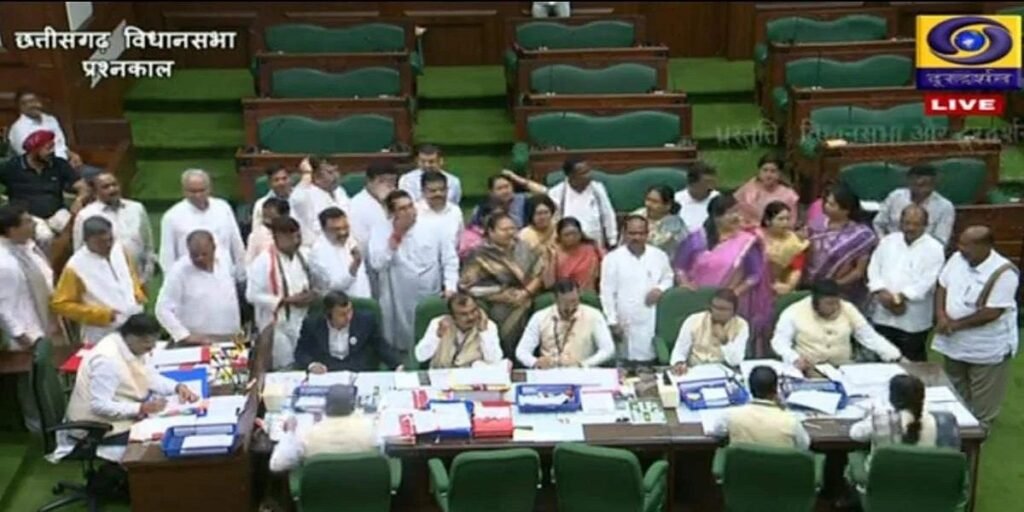 विधानसभा मॉनसून सत्र चौथा दिन : खाद संकट पर सदन में भारी हंगामा, मंत्री के जवाब से असंतुष्ट विपक्ष गर्भगृह में धरने पर बैठा, ‘कृषि मंत्री इस्तीफा दो’ के लगाए नारे