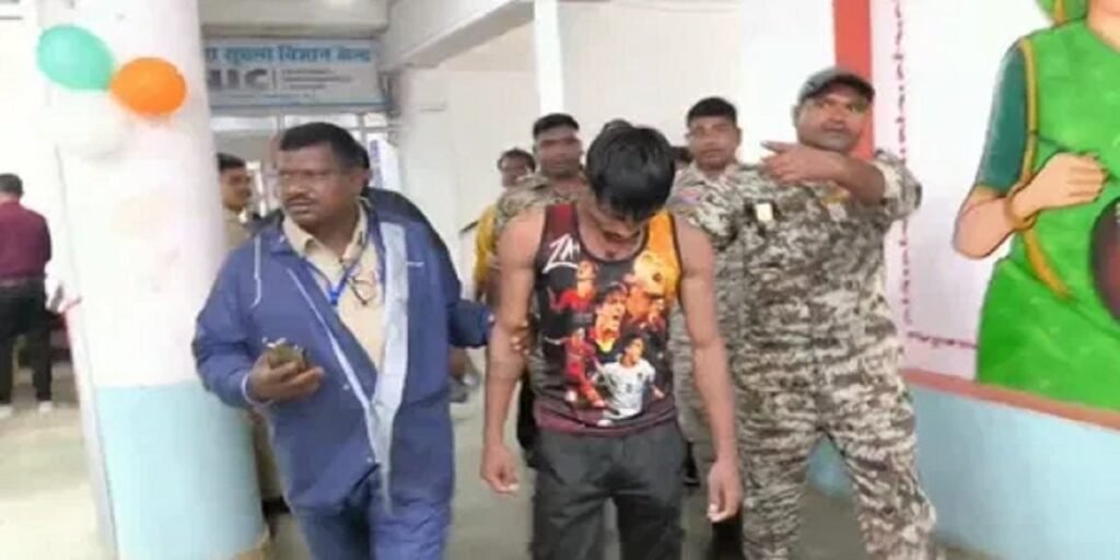 छत्तीसगढ़: आवास न मिलने से नाराज़ युवक ने कलेक्ट्रेट के सामने किया आत्मदाह का प्रयास, मचा हड़कंप