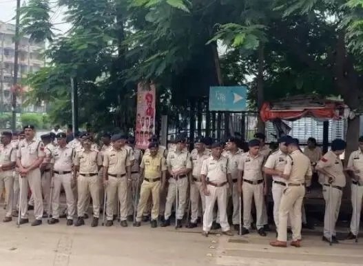 रायपुर: कांग्रेस का आर्थिक नाकेबंदी प्रदर्शन शुरू, VIP रोड पर तगड़ी पुलिस तैनाती