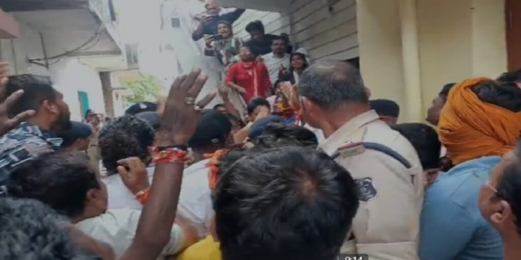 रायपुर में धर्मांतरण विवाद: हिंदू संगठनों ने मकान का किया घेराव, मसीही समाज पर लगे आरोप