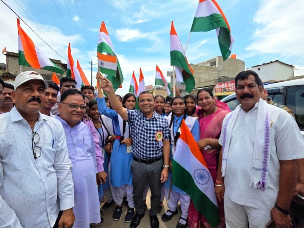 ग्राम पंचायत सिवनी च में आयोजित तिरंगा यात्रा में शामिल हुए कलेक्टर