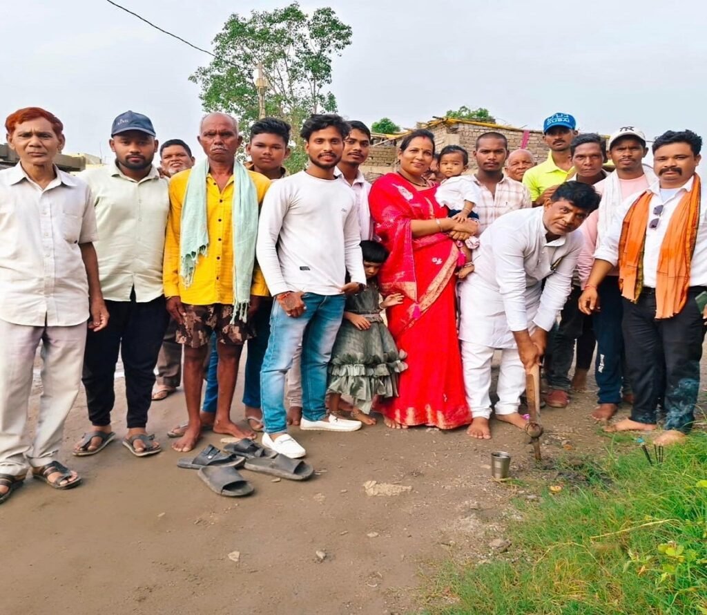 बालपुर में छतदार चबूतरा निर्माण का सभापति उमा राजेन्द्र राठौर ने किया भूमिपूजन