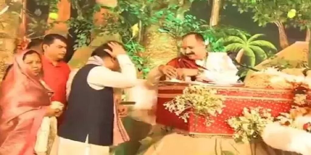 सपरिवार भिलाई पहुंचे CM साय, पंडित प्रदीप मिश्रा की शिव महापुराण कथा किया श्रवण