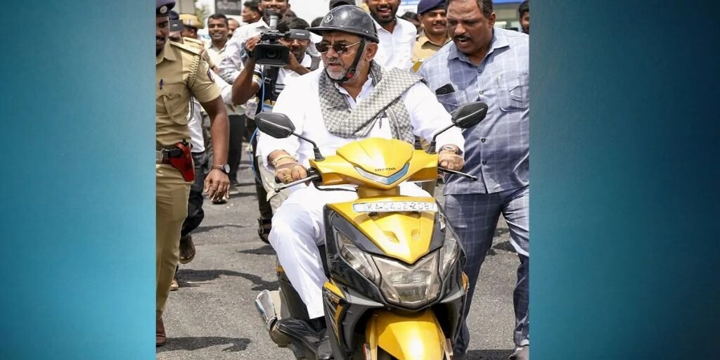 34 बार ट्रैफिक नियम तोड़ने वाली स्कूटी पर सवारी कर फंसे डिप्टी सीएम, करीब 19 हजार चालान था पेडिंग