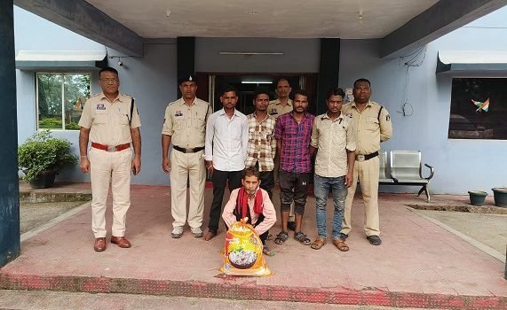 कोरबा: उरगा पुलिस की छापेमारी, 30 लीटर कच्ची महुआ शराब जब्त
