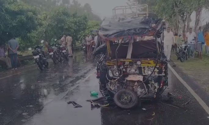 भीषण सड़क हादसा: ऑटो और हाइवा टकराए, 5 की मौत, कई घायल