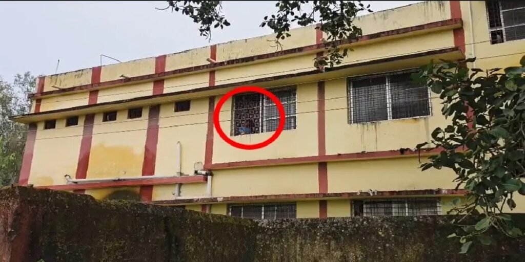 छात्र की संदिग्ध मौत: हॉस्टल की खिड़की पर लटकता मिला शव, खेल रहे बच्चों ने देखा दिल दहला देने वाला नजारा