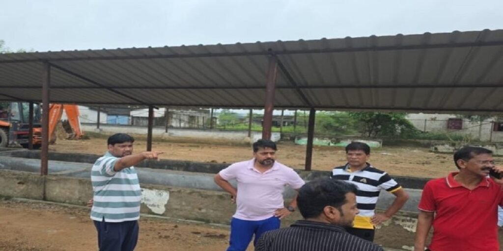 कोरबा आयुक्त ने गोकुलनगर गोठान का किया निरीक्षण, व्यवस्थाओं में सुधार के दिए निर्देश