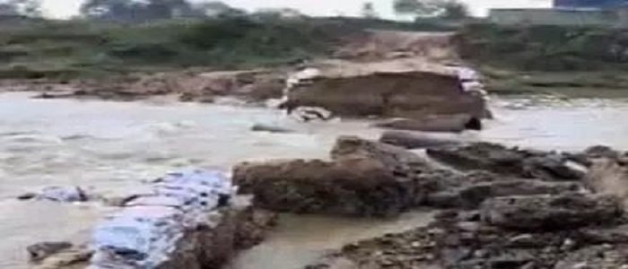 नदी उफान पर: अस्थायी पुल बहा, ग्रामीणों का जीवन अस्त-व्यस्त