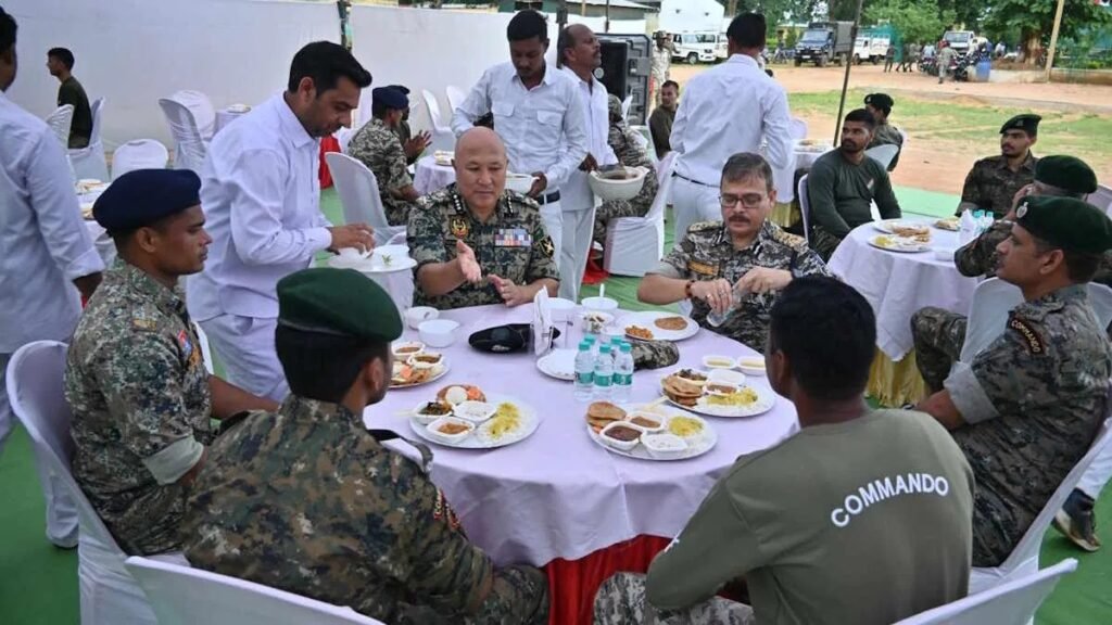 Gariaband Encounter: 10 नक्सली लीडर्स के एनकाउंटर के बाद DGP ने जवानों के साथ खाया ‘बड़ा खाना’
