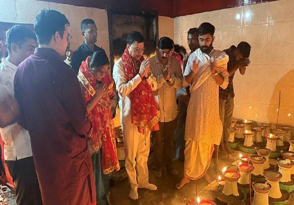 उद्योग मंत्री लखन लाल देवांगन ने सर्वमंगला मंदिर में किया पूजन, प्रदेशवासियों की खुशहाली की कामना