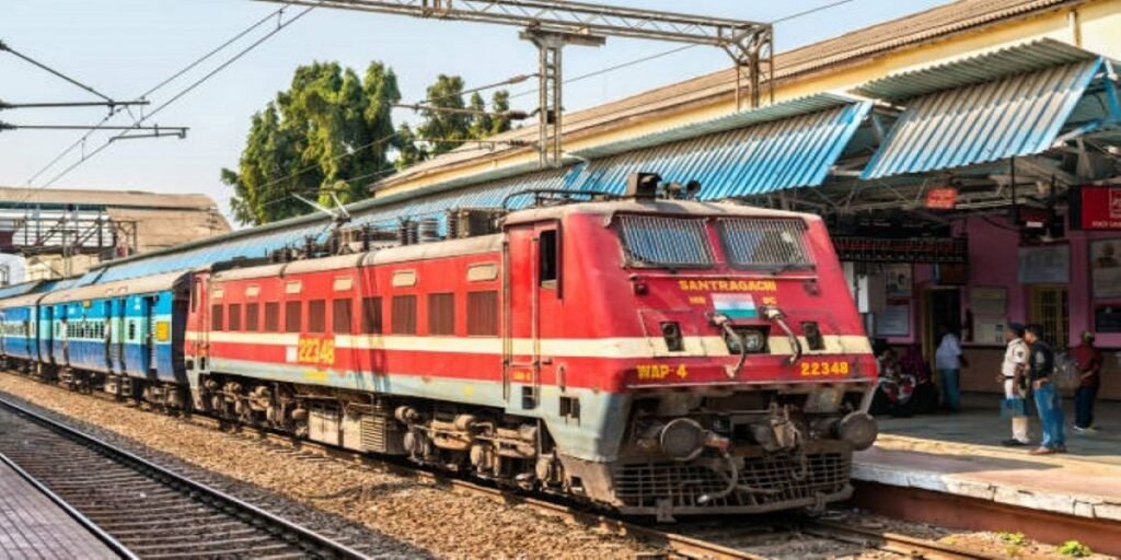 Special Trains: छत्तीसगढ़ में रेलवे ने त्योहारी यात्रा को बनाया आसान, चलेंगी 6 स्पेशल ट्रेनें लगाएंगी 54 फेरे