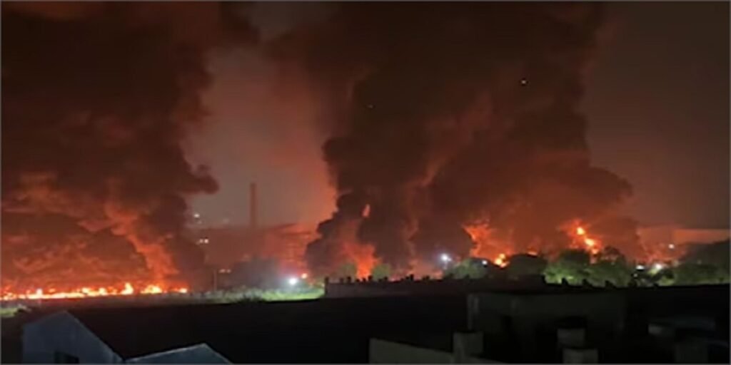 केमिकल फैक्ट्री में लगी भीषण आग, लपटों से दहला इलाका, लोग घरों से निकलकर भागे