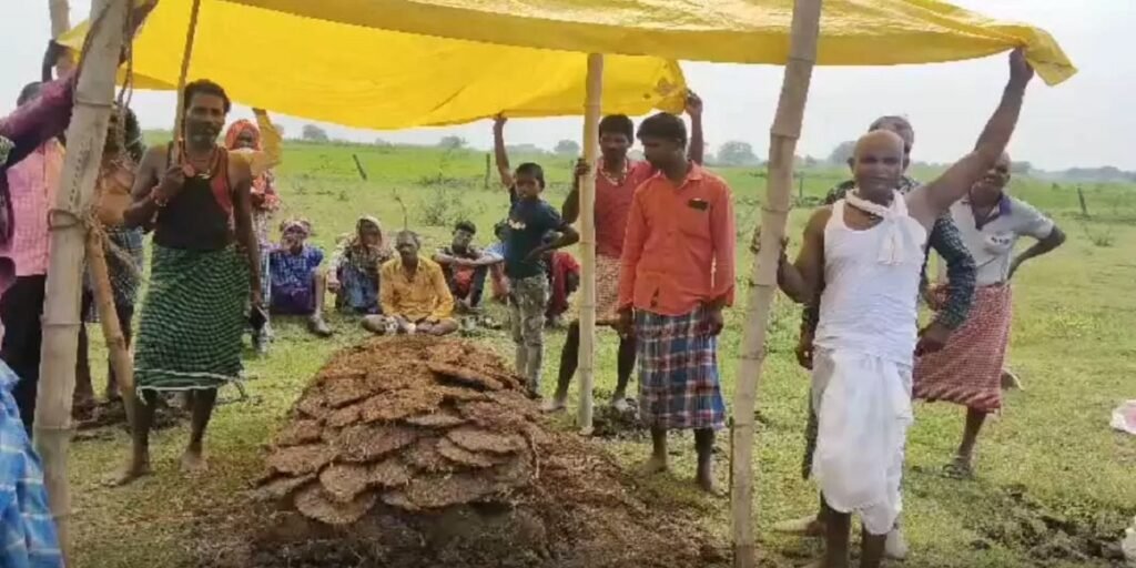 विकास के दावों की खुली पोल: मुक्तिधाम में शेड न होने से ग्रामीणों ने बारिश में तिरपाल तले किया अंतिम संस्कार