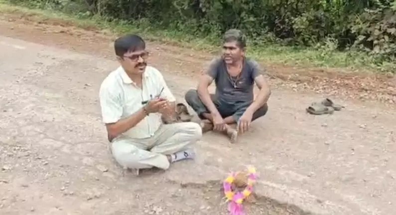खराब सड़क को लेकर अनोखा प्रदर्शन : सड़क पर नारियल चढ़ाया, अगरबत्ती जलाकर शख्स ने किया पूजा-पाठ