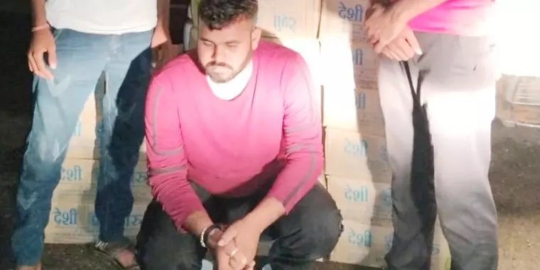 महतारी सेवा एक्सप्रेस चालक बर्खास्त, शराब तस्करी के आरोप में गिरफ्तार