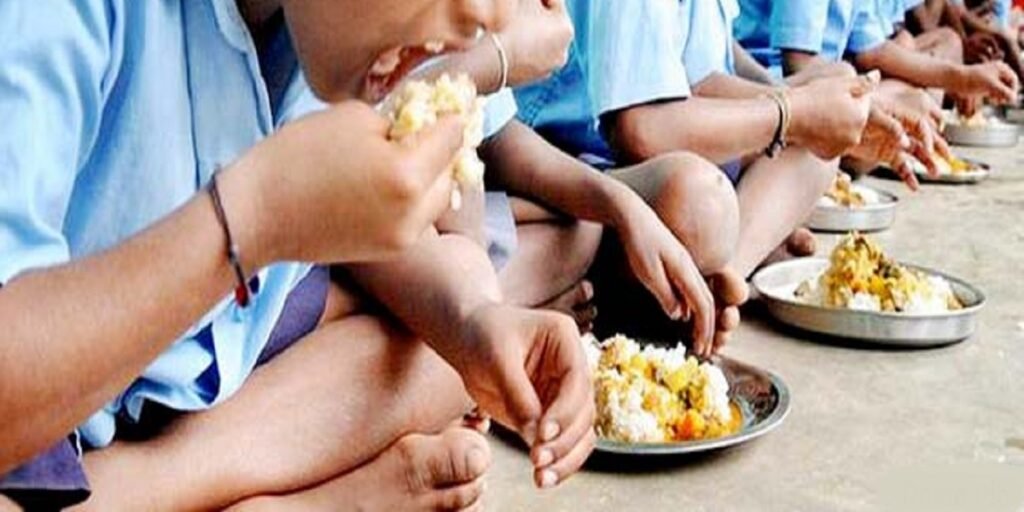 स्कूल में हड़कंप: बच्चों का भोजन खाते ही हेडमास्टर को उल्टी, मध्यान्ह भोजन प्रभारी शिक्षिका निलंबित