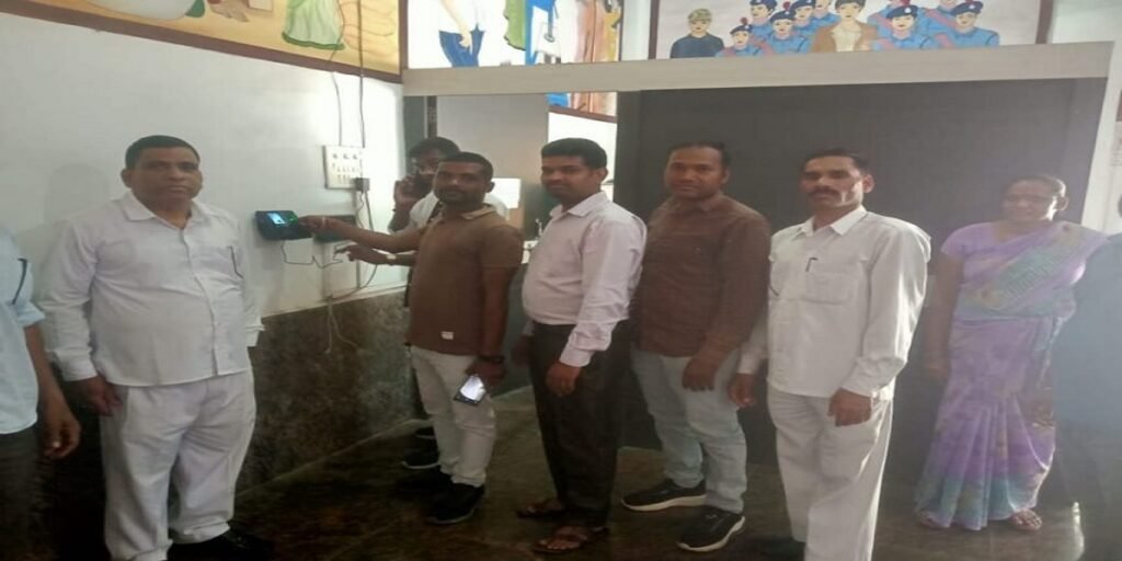जिला पंचायत कोरबा में लगी बायोमेट्रिक मशीन, अब सभी अधिकारियों की उपस्थिति होगी ऑनलाइन दर्ज