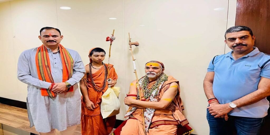 मंत्री श्याम बिहारी जायसवाल ने रायपुर एयरपोर्ट पर शंकराचार्य स्वामी अविमुक्तेश्वरानंद से लिया आशीर्वाद