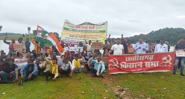 कोरबा: आदिवासी मछुआरों ने छत्तीसगढ़ सरकार की मत्स्य नीति के खिलाफ किया जोरदार प्रदर्शन