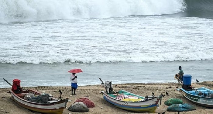 Cyclone Montha Updates: 100 KM/h की रफ्तार से तटीय इलाकों में तूफान की दस्तक, कई ट्रेनें और फ्लाइट्स रद्द