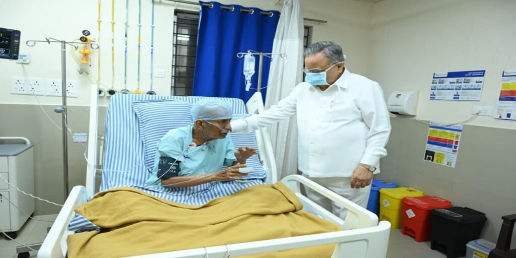 पूर्व सीएम रमन सिंह ने अस्पताल में जाकर जानी विनोद कुमार शुक्ल की तबीयत, जल्द स्वस्थ होने की कामना की