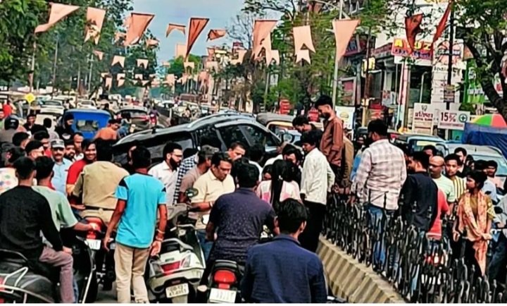 कोरबा: घंटाघर रोड पर बेकाबू लक्जरी कार हादसे का शिकार, डिवाइडर तोड़ते हुए रुकी