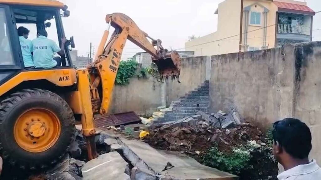 रविवार को राजधानी में दूसरी कार्रवाई, अवैध निर्माण पर बुलडोजर चला