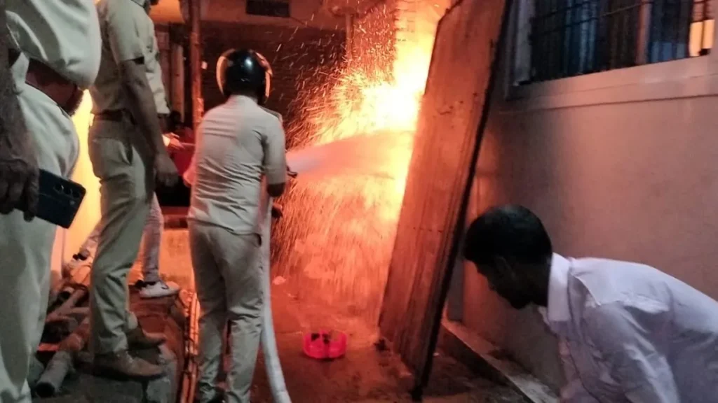 पटना सिटी में प्लास्टिक गोदाम में लगी भीषण आग: घंटों की मशक्कत के बाद काबू, लाखों का हुआ नुकसान – जानिए पूरी घटना