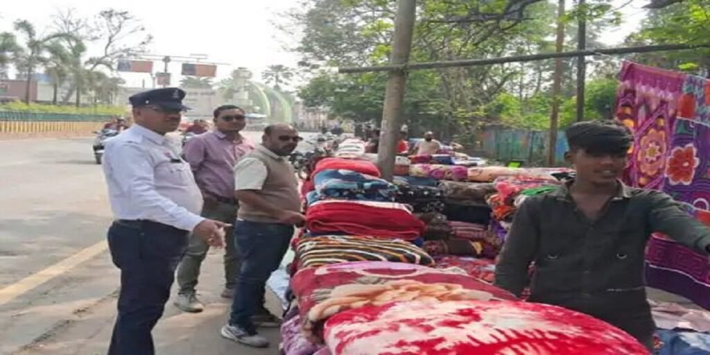 KORBA : सड़क किनारे अवैध दुकानें हटाने के लिए नगर निगम और यातायात पुलिस की संयुक्त कार्रवाई