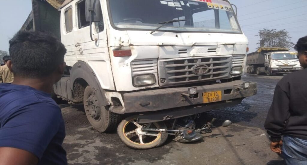 कुसमुंडा में बड़ा हादसा टला: तेज रफ्तार भारी वाहन की चपेट में आने से दो युवक बाल-बाल बचे