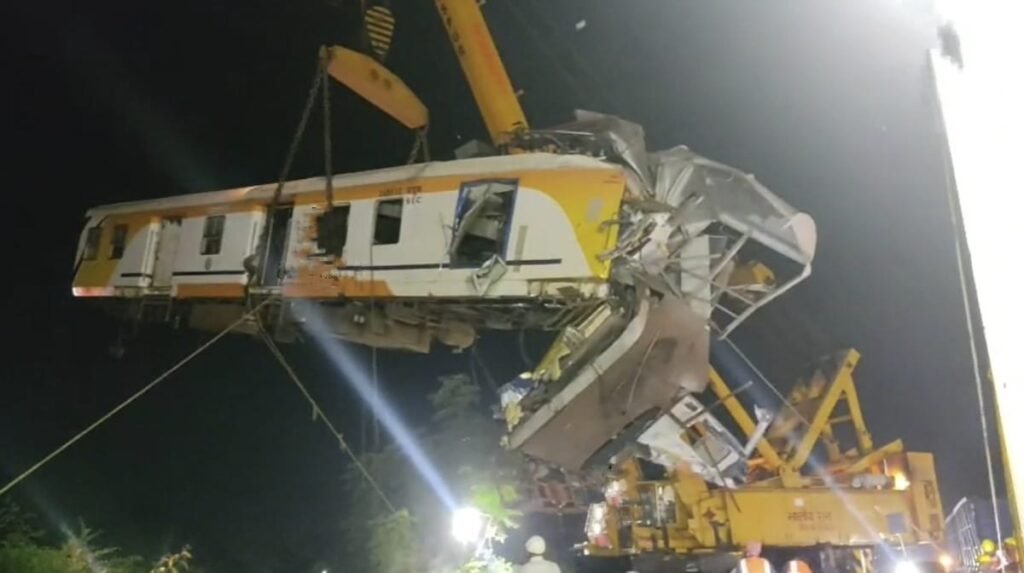 Bilaspur Train Accident Update : घंटों की मशक्कत के बाद ट्रैक से हटाई गई क्षतिग्रस्त बोगी, रेल यातायात फिर शुरू