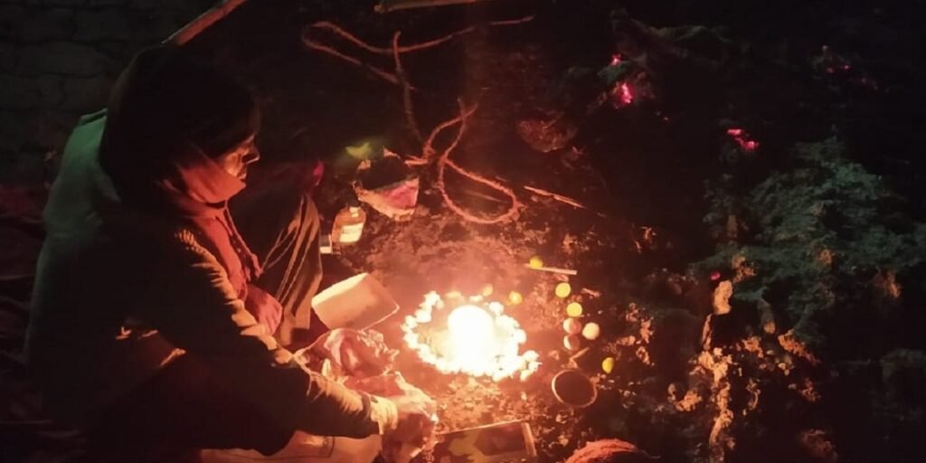 पुलिस अधिकारी पर लगा गंभीर आरोप: पत्नी को जिंदा करने के लिए श्मशान घाट में तंत्र-मंत्र करवाया