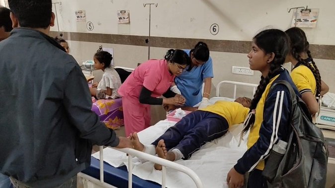 दर्जनभर स्कूली बच्चों से भरा ऑटो पलटा, दो बच्चे गंभीर रूप से घायल