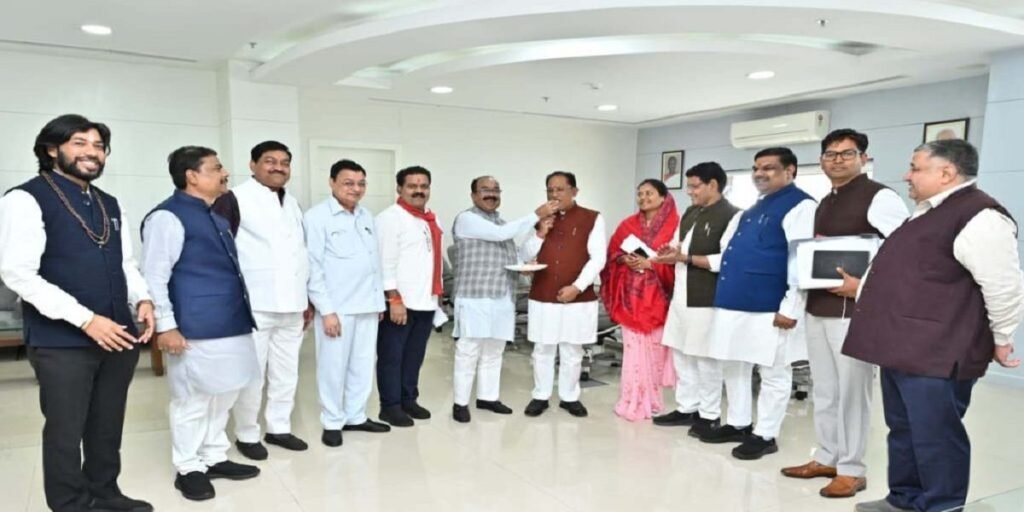 बिहार में भाजपा नीत एनडीए की ऐतिहासिक जीत, कैबिनेट मीटिंग से पहले CM विष्णु देव साय ने मंत्रियों संग मनाया जश्न