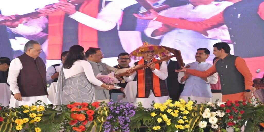 धमतरी में पीएम सम्मान निधि वितरण: केंद्रीय मंत्री शिवराज सिंह को भेंट की नागर-खुमरी