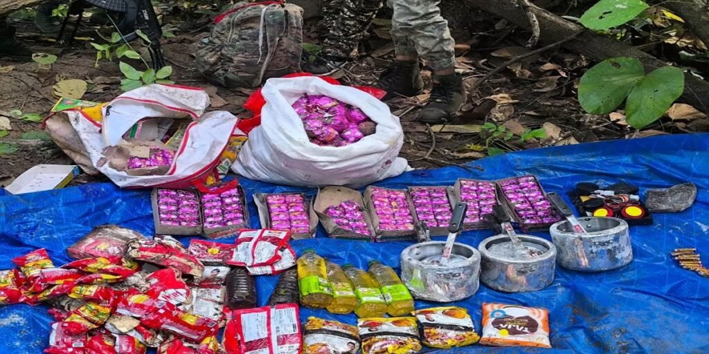 नक्सलवाद पर पुलिस का बड़ा वार : तीन जंगलों से बरामद हुआ विस्फोटक सामग्री का जखीरा