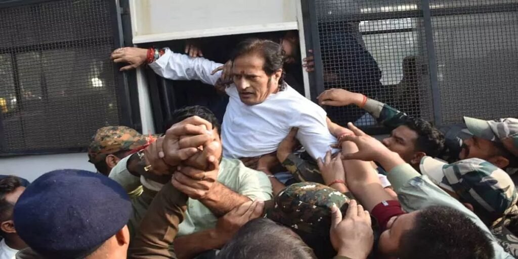 रायपुर में चौपाटी हटाने पर तनाव, पूर्व विधायक विकास उपाध्याय समेत कई गिरफ्तार