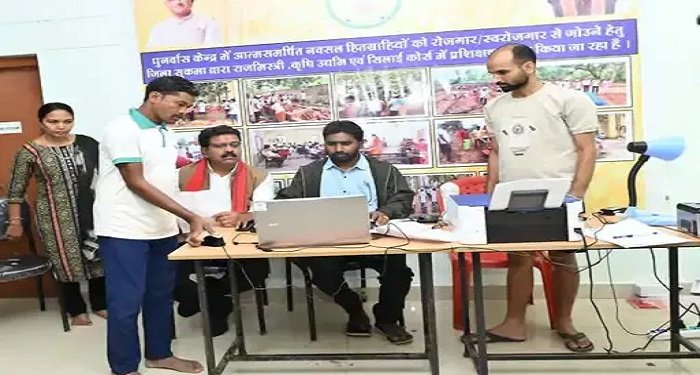 Chhattisgarh: गृह मंत्री विजय शर्मा ने सरेंडर नक्सलियों के लिए आधार और राशन कार्ड बनवाए, पुनर्वास प्रक्रिया में तेजी