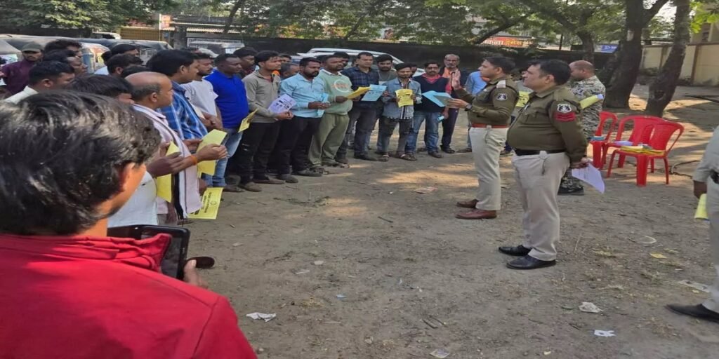 रायगढ़ : पुलिस ने ऑटो चालकों को तलब कर साइबर अपराध से बचने के दिए टिप्स