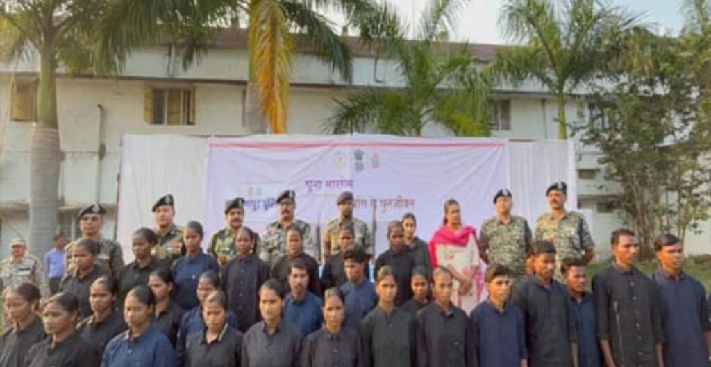 “नारायणपुर में 28 नक्सलियों का आत्मसमर्पण: सरकार की पुनर्वास नीति का बड़ा असर” नक्सलियों