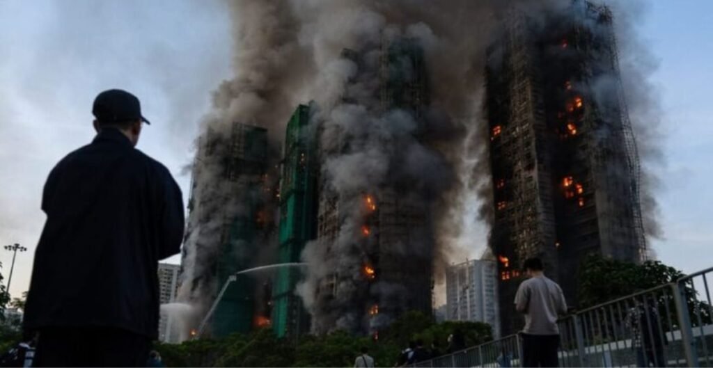 Hong Kong Fire Tragedy: भीषण अग्निकांड में 55 की मौत, 279 लोग लापता — सामने आईं दिल दहला देने वाली तस्वीरें भीषण अग्निकांड