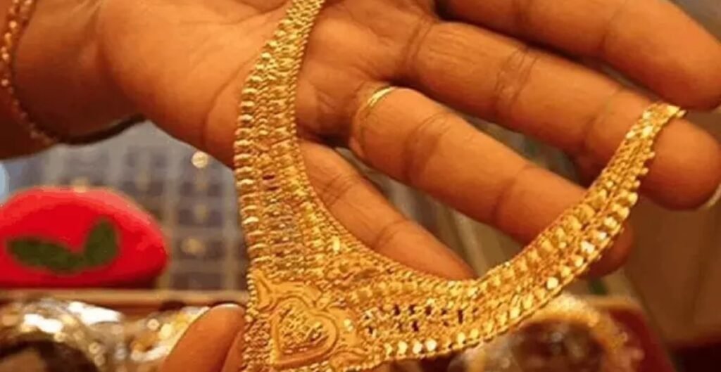 इस हफ्ते सोने-चांदी के दाम लुढ़के: सोना ₹1,648 सस्ता, चांदी ₹8,238 गिरकर ₹1.51 लाख प्रति किलो सोना