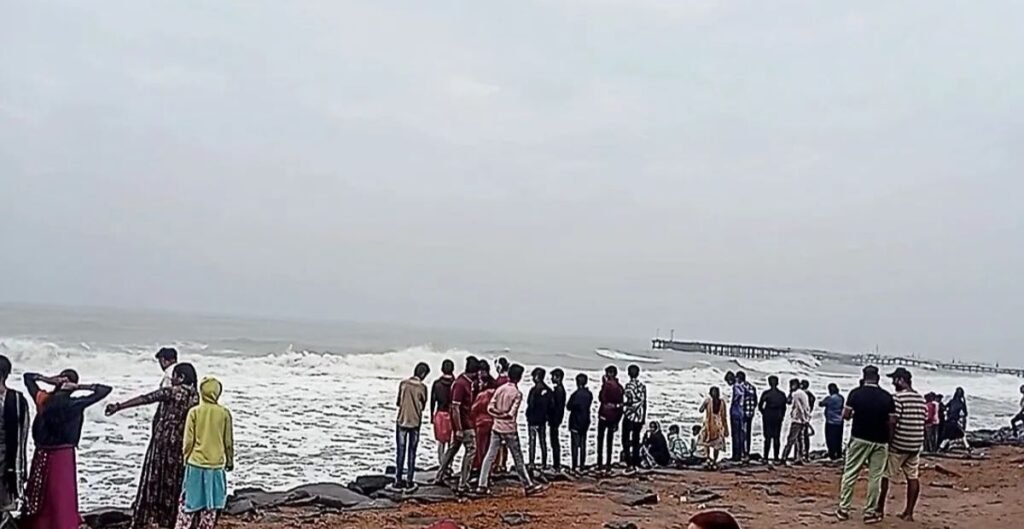 Cyclone Ditwah Update: भारत की ओर बढ़ रहा साइक्लोन दितवाह, फ्लाइट्स कैंसिल–रेल सेवा प्रभावित, तटीय राज्यों में हाई अलर्ट Cyclone Ditwah