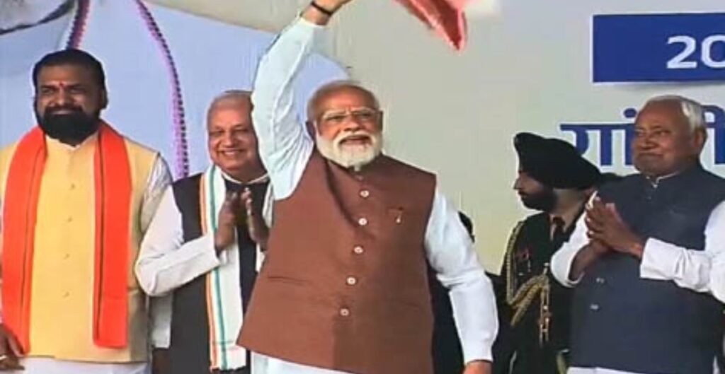 शपथ ग्रहण समारोह में पीएम मोदी का ‘गमछा’ लहराना बना चर्चा का विषय, लोगों ने कहा- भावनाओं से जुड़ा पल पीएम मोदी